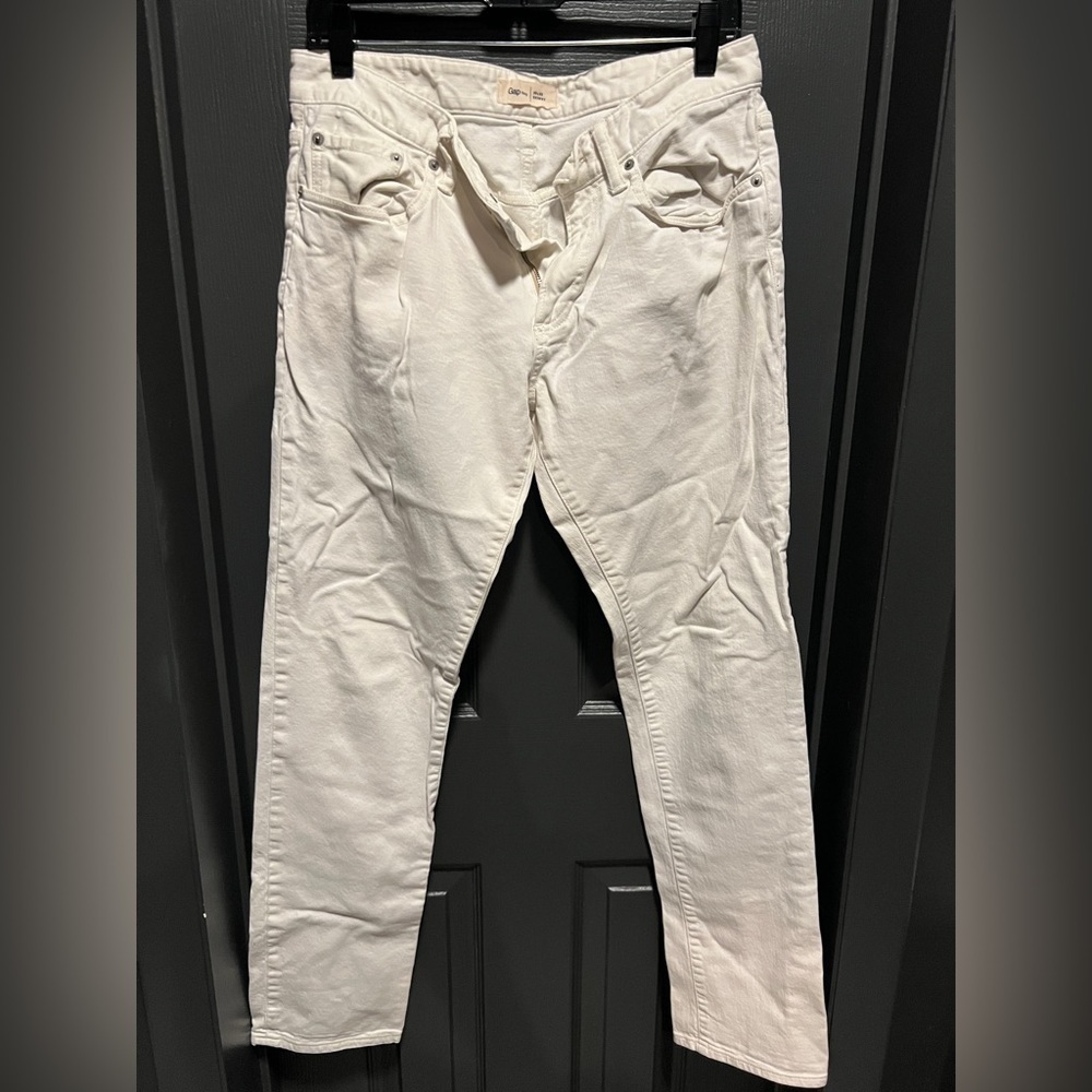 GAP skinny jeans in white size 30x32.  Some belt marks on waist but overall 👍🏻‍